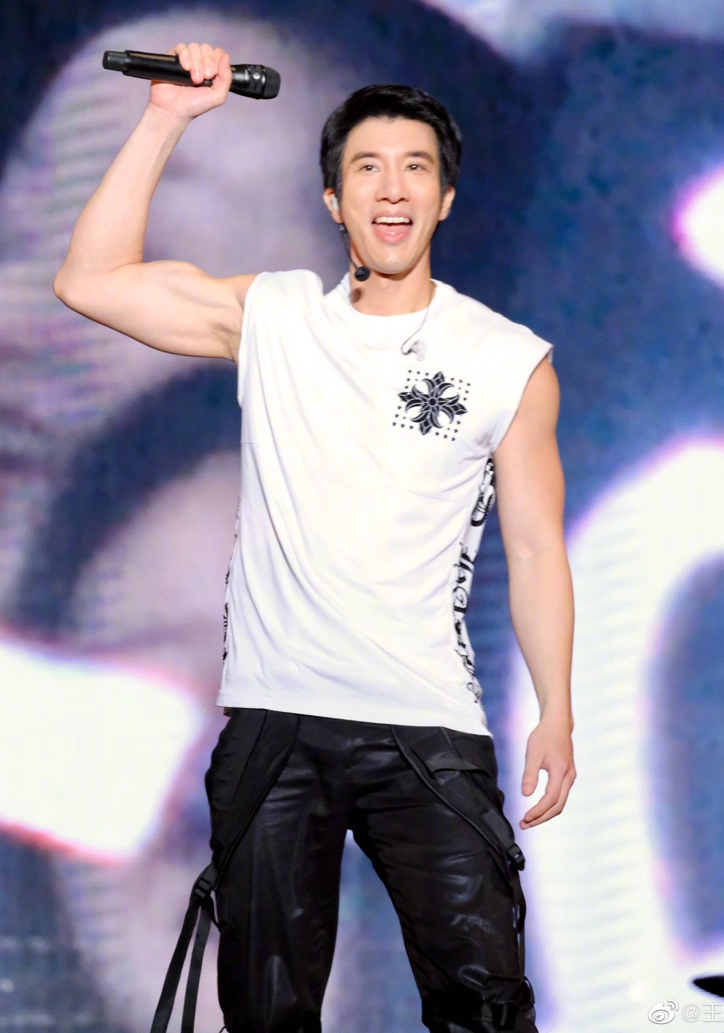 Vương Lực Hoành livestream cạo râu ảnh 8 Vuong Luc Hoanh livestream cao rau anh 8