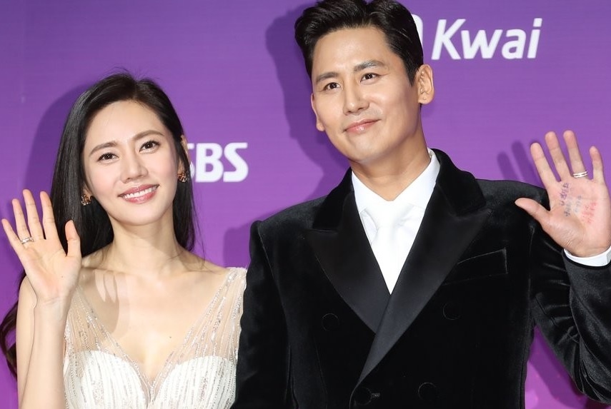 Chong Choo Ja Hyun ngoai tinh, om gai la tren xe hinh anh