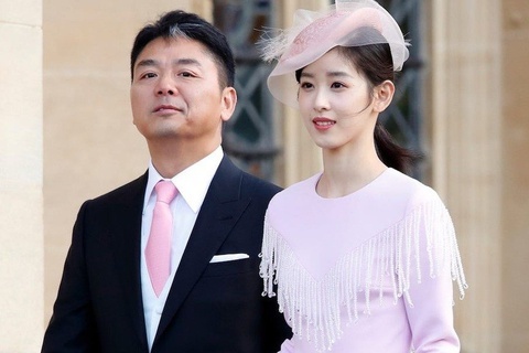 Vo chong Chuong Trach Thien ben nhau sau tin ran nut hinh anh