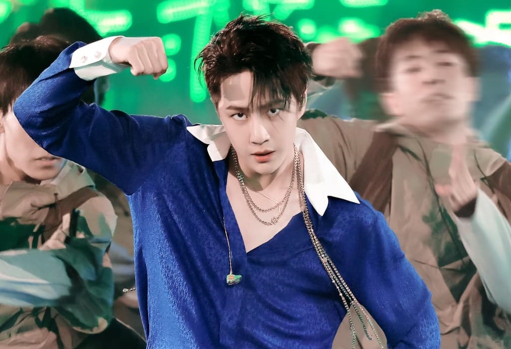 Fan bien san khau thanh 'bien xanh' trong tiet muc cua Vuong Nhat Bac hinh anh