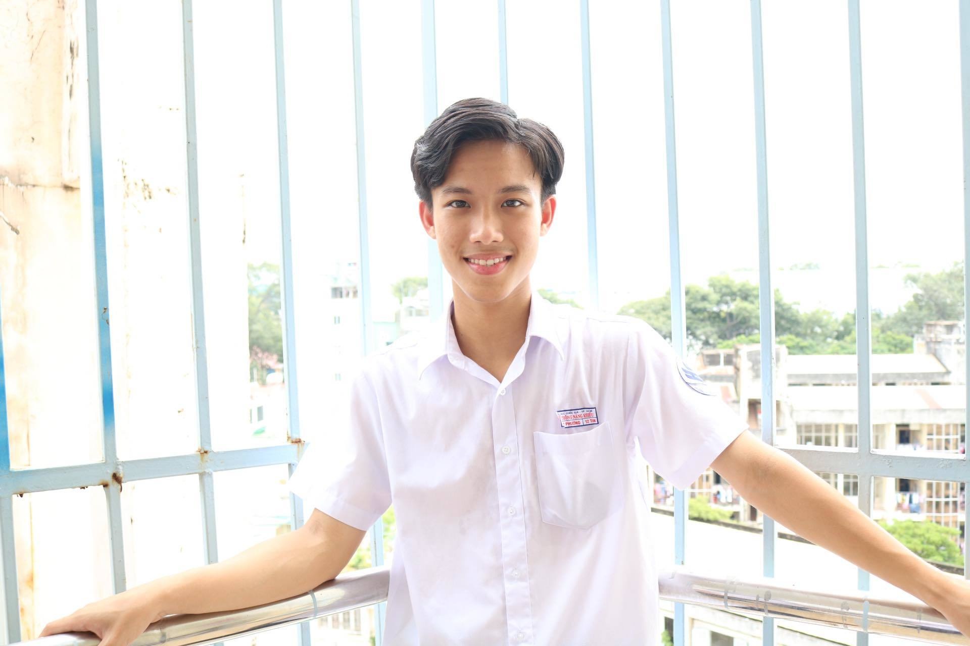 Nam sinh 18 tuoi hat 'Nhung ngay pho om' co vu TP.HCM hinh anh