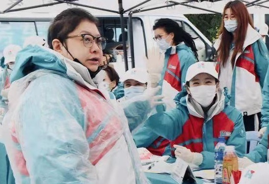 Nghe si Trung Quoc lam tu thien de danh bong ten tuoi hinh anh