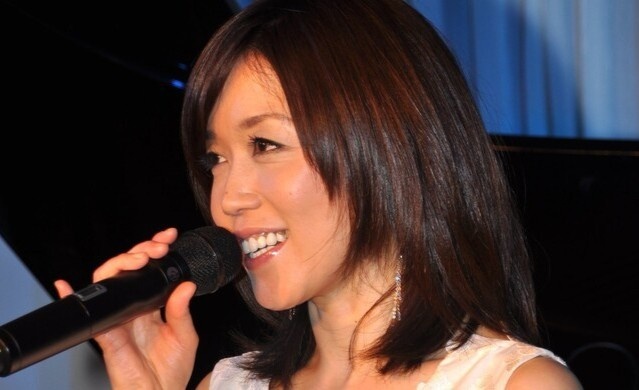 Nu ca si Vu Hue Man qua doi hinh anh