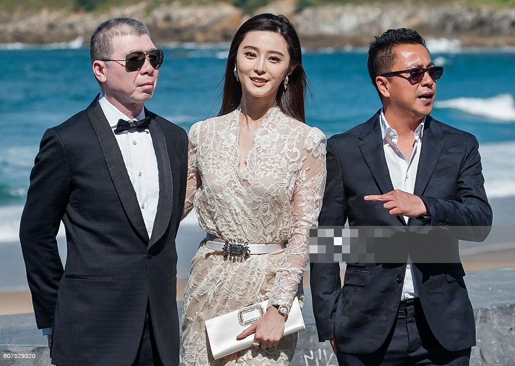 Van nan tinh duc trong showbiz Hoa ngu anh 4