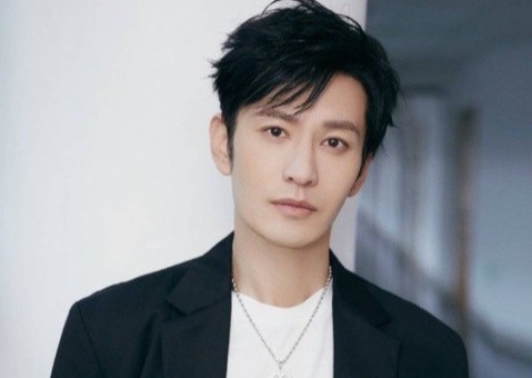 Huynh Hieu Minh chi an mot soi mi vao buoi sang de ep can hinh anh