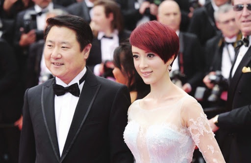 Nguoi dep 'Tay du ky 1986' lao dao vi chong vo no hinh anh