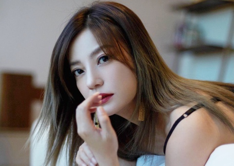 Trieu Vy bi tay chay hinh anh