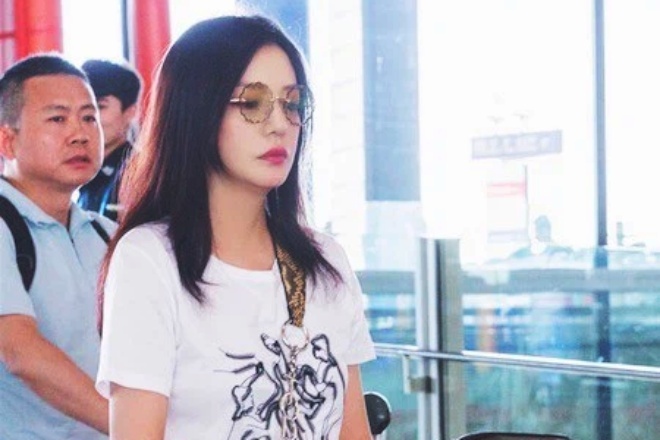 Trieu Vy roi Trung Quoc bang may bay rieng hinh anh