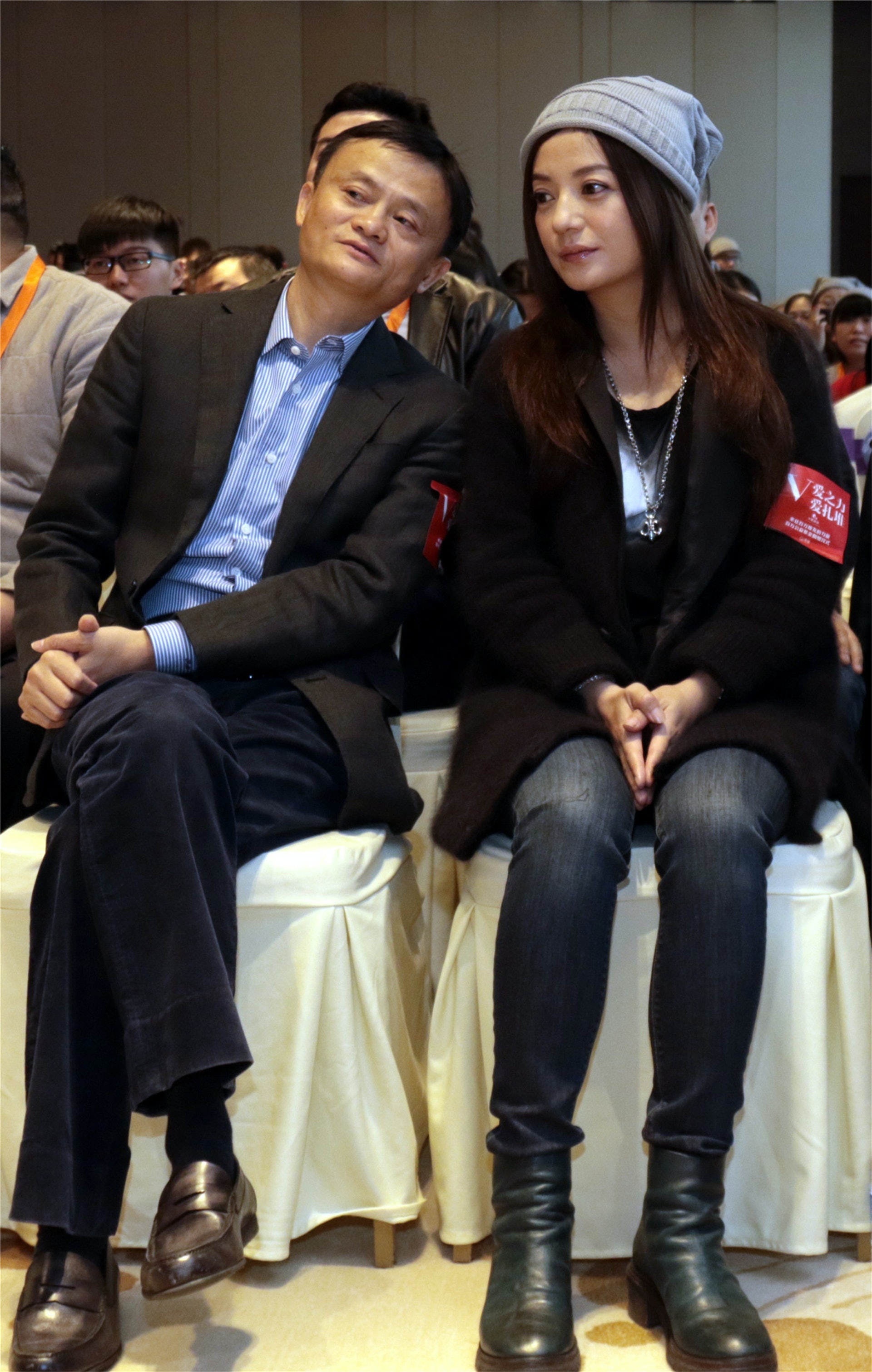 Trieu Vy bi cam hoat dong anh 4