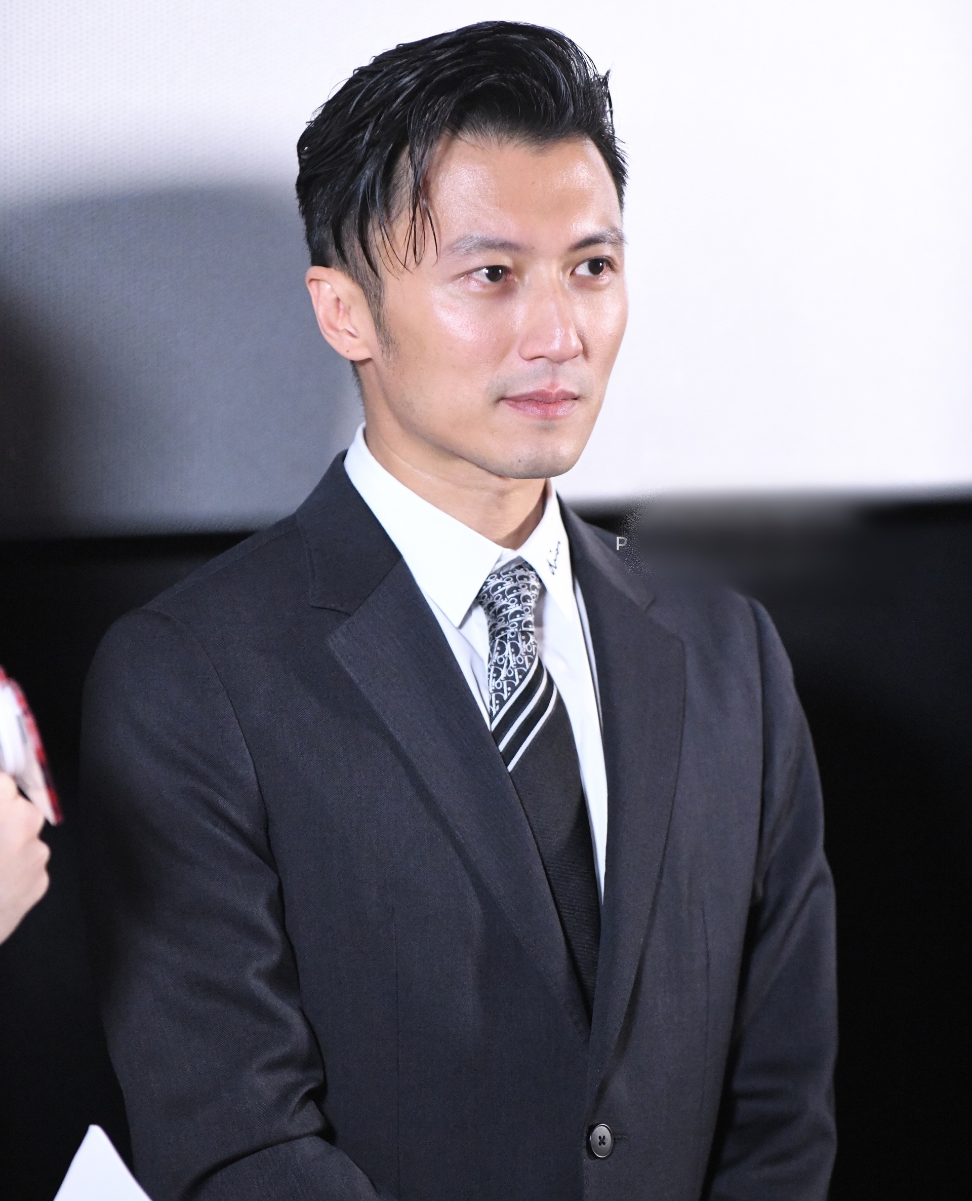 Luu Diec Phi bi han che hoat dong anh 4