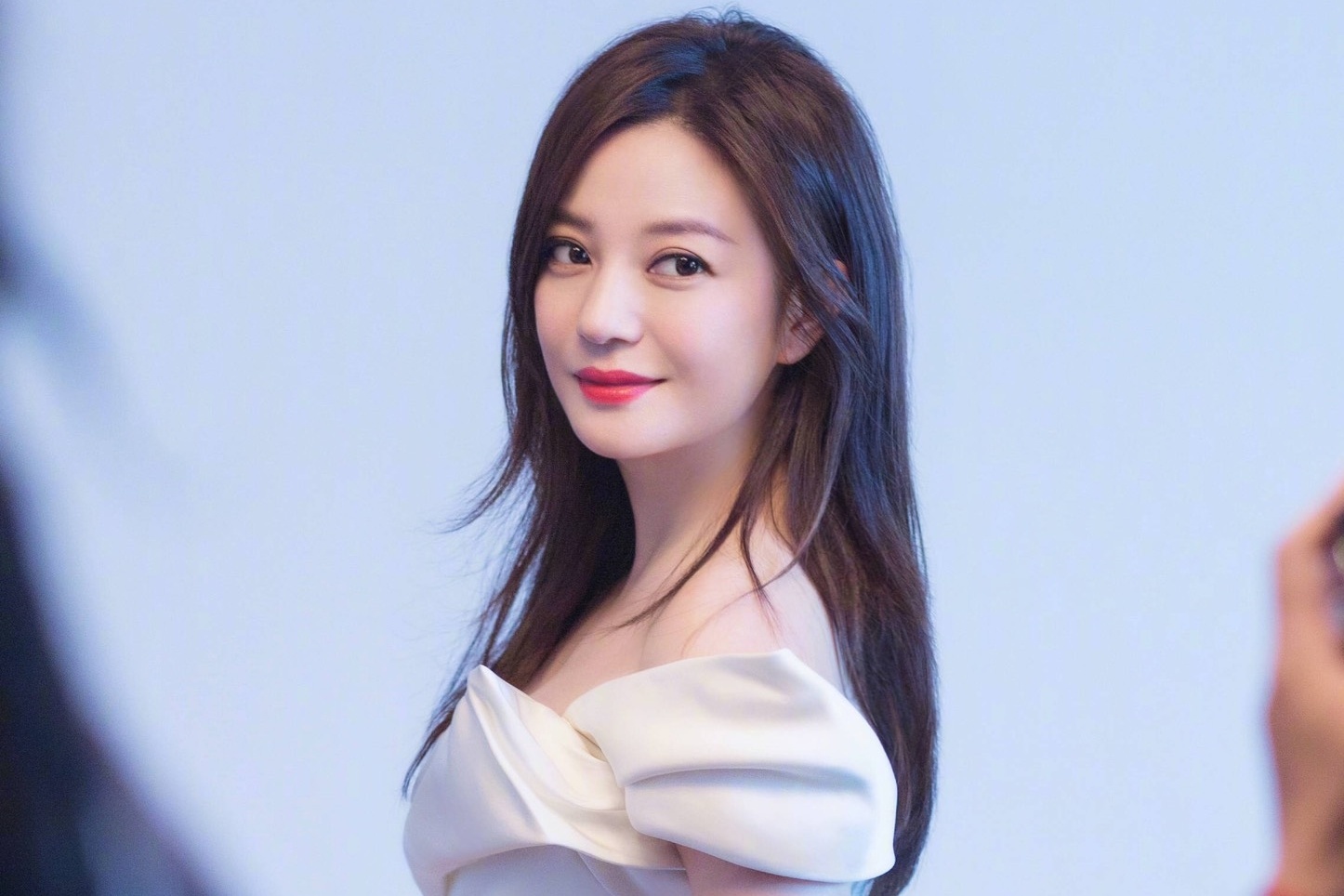 Chuyen gay nao loan le trao giai va su that ve Trieu Vy hinh anh