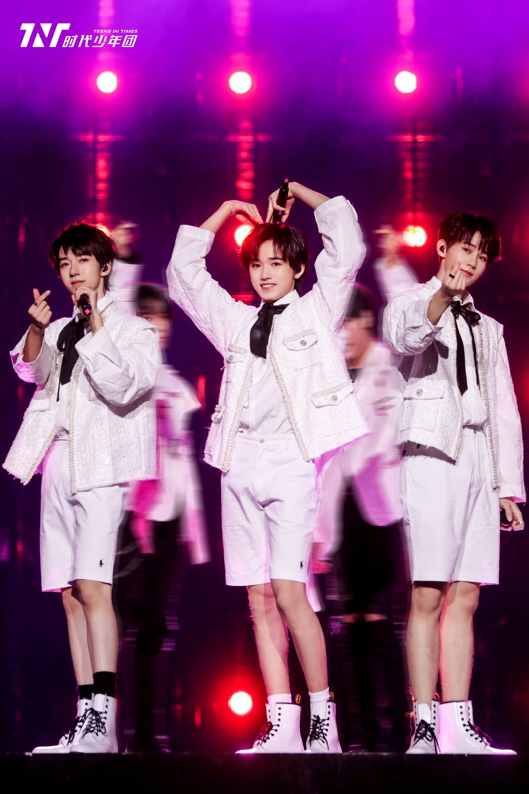 Trung Quoc cam nghe si eo la anh 3