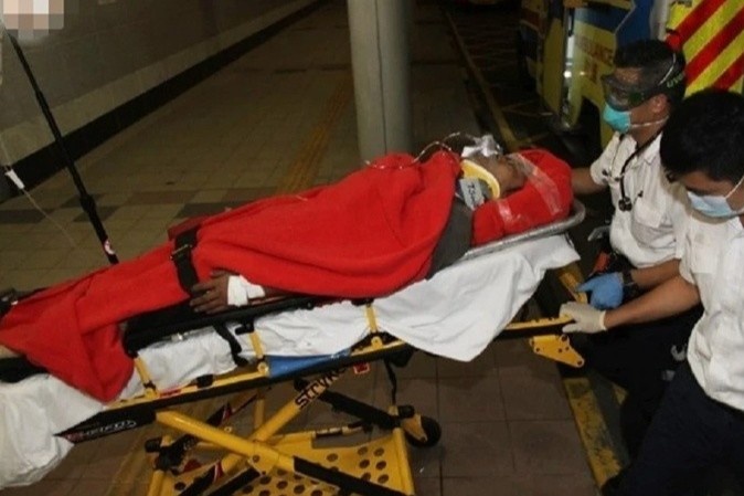 Dien vien Hong Kong bi oto de len nguoi o phim truong hinh anh