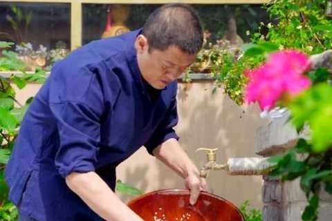 Ly A Bang lam video o que de kiem song hinh anh