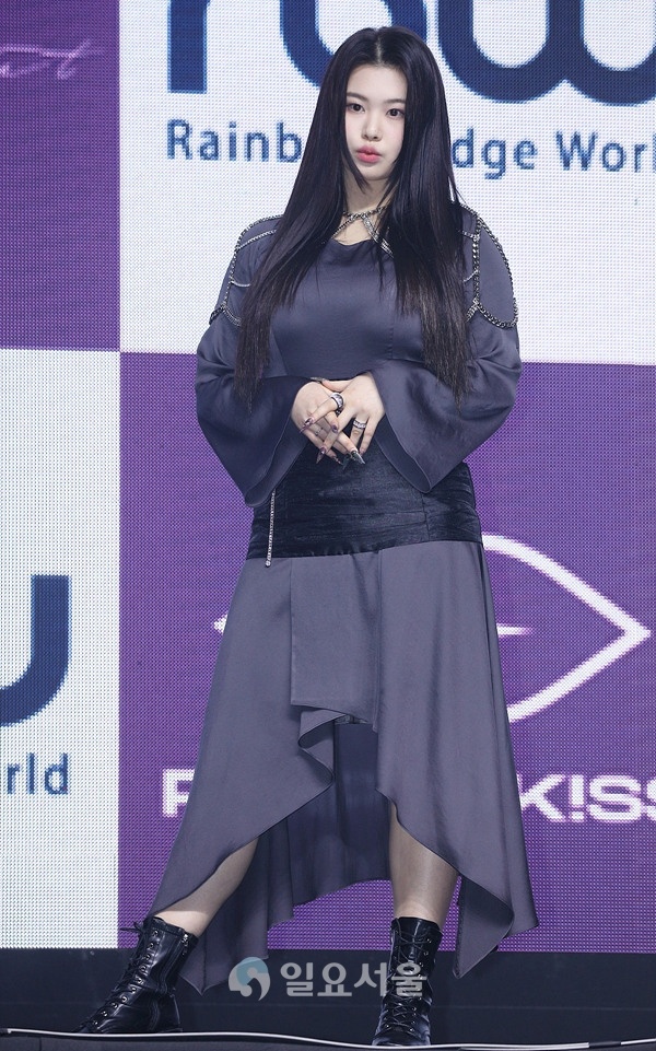 Nu idol Han bi miet thi ngoai hinh,  Swan,  Purple Kiss anh 8