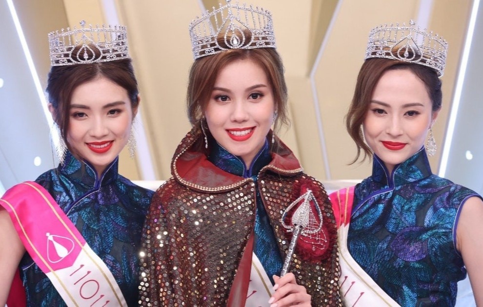 Nguoi dep 22 tuoi dang quang Hoa hau Hong Kong 2021 hinh anh