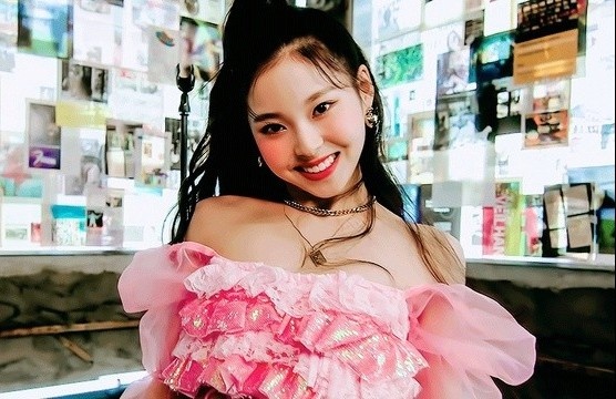 Co gai 15 tuoi trong nhom nu moi cua JYP hinh anh