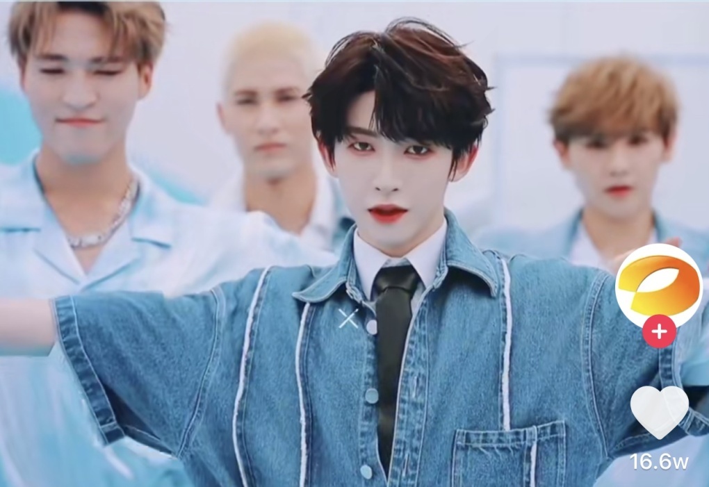 Trung Quoc tay chay nghe si trang diem dam anh 1