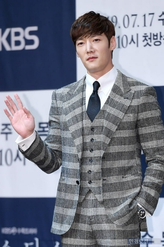 Choi Jin Hyuk vi pham lenh gian cach xa hoi anh 1