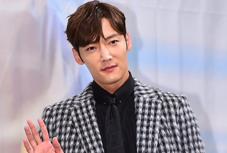 Choi Jin Hyuk ngung hoat dong sau khi vi pham lenh gian cach hinh anh