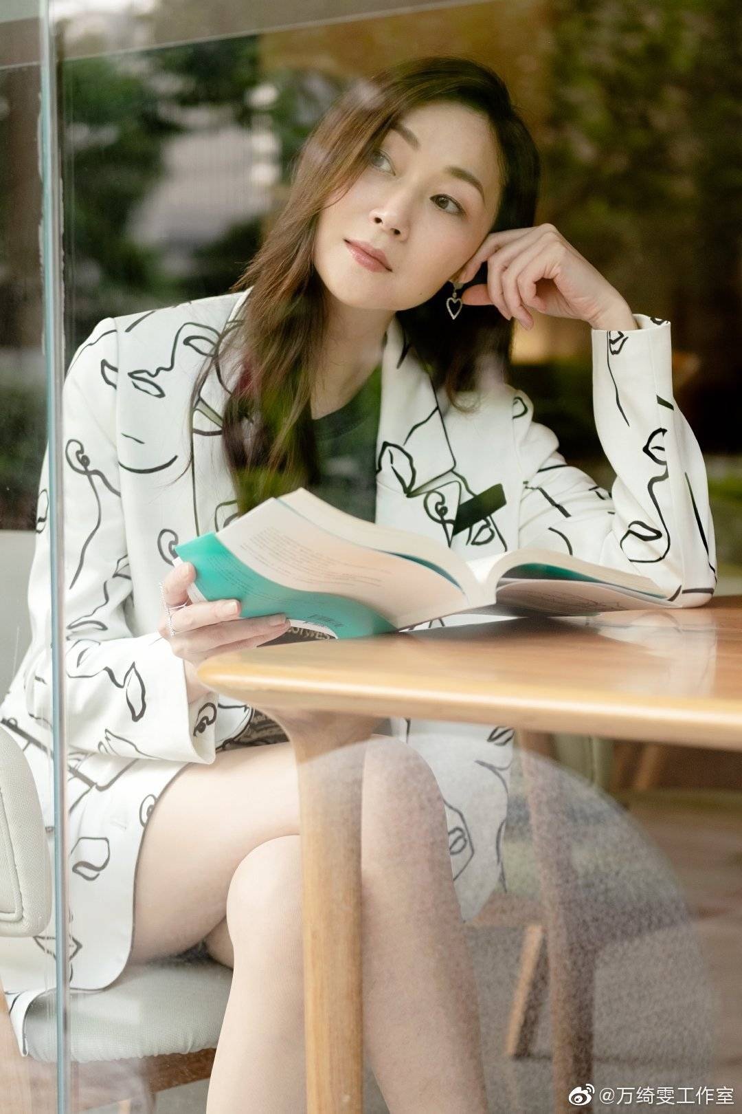 Cuoc song cua a hau Van Y Van anh 1