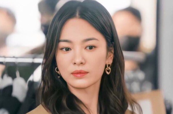 Cong ty quan ly bi phan doi vi bo mac Song Hye Kyo hinh anh