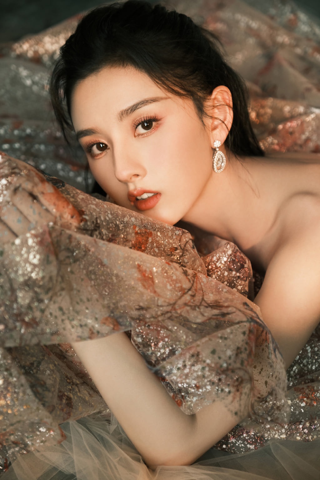 Địch Lệ Nhiệt Ba gây tranh cãi ảnh 6 Dich Le Nhiet Ba gay tranh cai anh 6