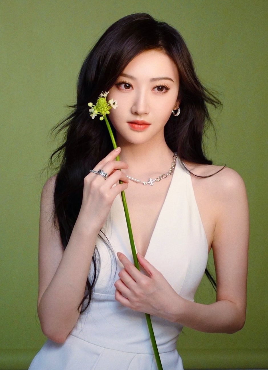 Địch Lệ Nhiệt Ba gây tranh cãi ảnh 5 Dich Le Nhiet Ba gay tranh cai anh 5