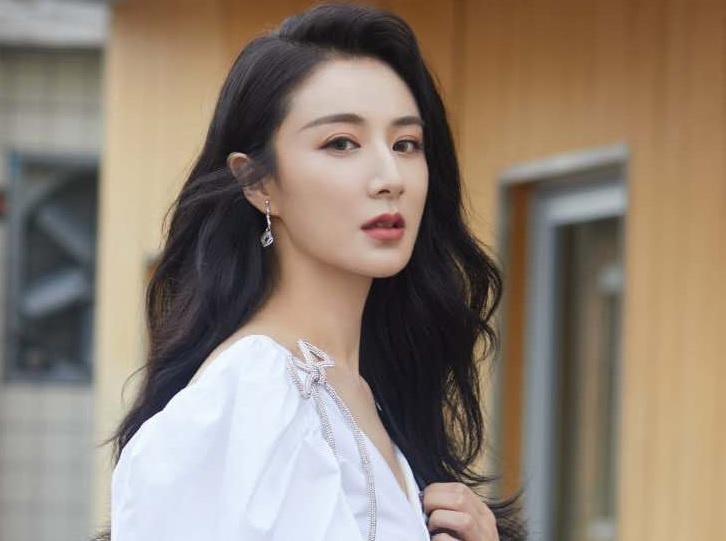 Vi A bi cam hoat dong tren mang xa hoi sau an tron thue hinh anh