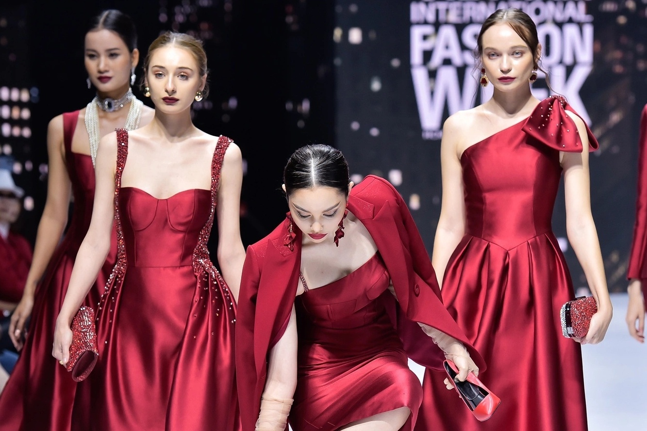 Nhung khoanh khac thu vi cua dan vedette tai tuan le thoi trang hinh anh