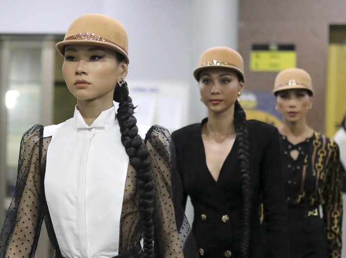 Su canh tranh khi tro lai san dien cua nguoi mau tre Viet hinh anh