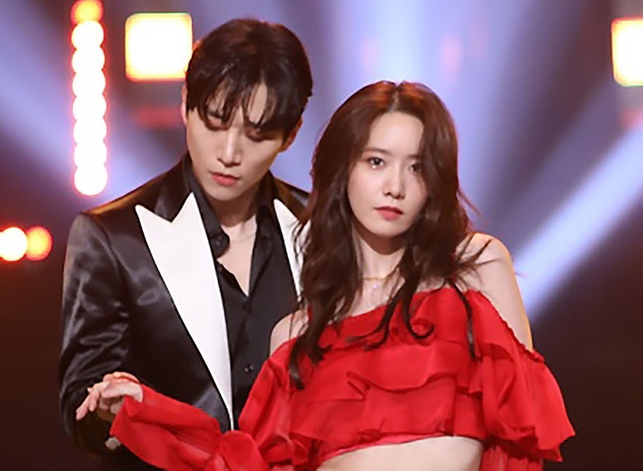 Yoona (SNSD) tinh cam ben Junho tren san khau mung nam moi hinh anh