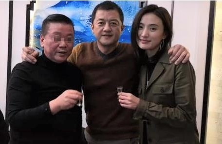 Ly A Bang chup anh cuoi voi ban gai hoa hau hinh anh