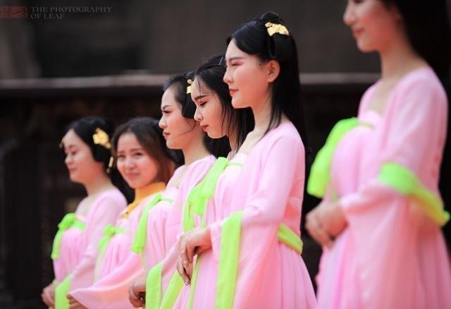 Canh vo vong vac don kien cua dien vien quan chung Trung Quoc hinh anh