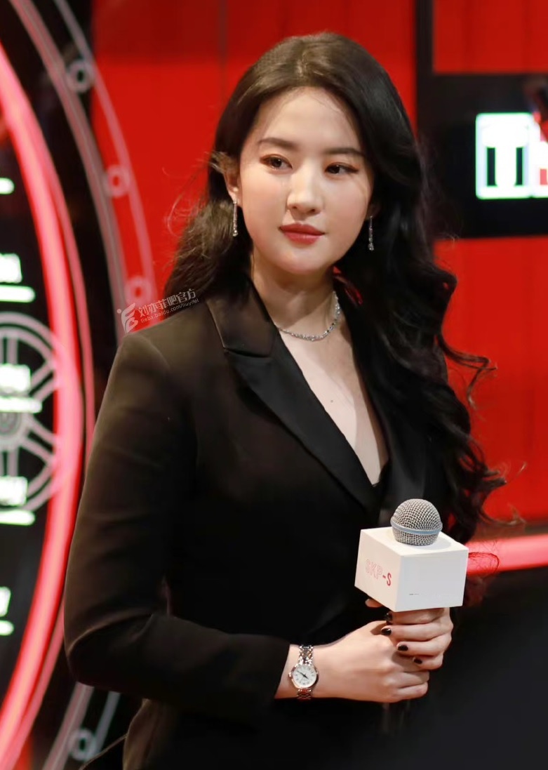 Luu Diec Phi bi miet thi ngoai hinh anh 2