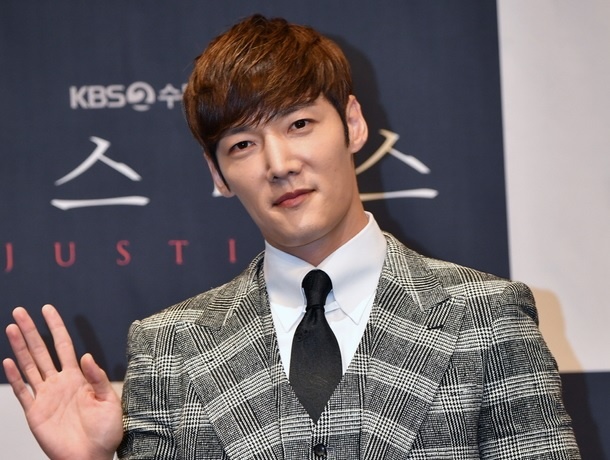Choi Jin Hyuk bi phat sau vi pham phong chong dich hinh anh