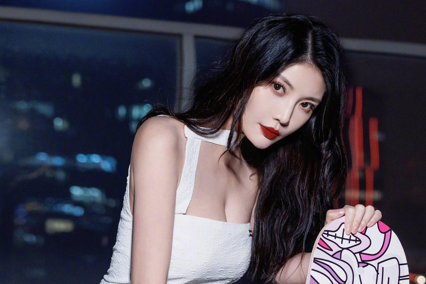 Nghe si nu chau A bi ha thap nhan pham vi mac goi cam hinh anh