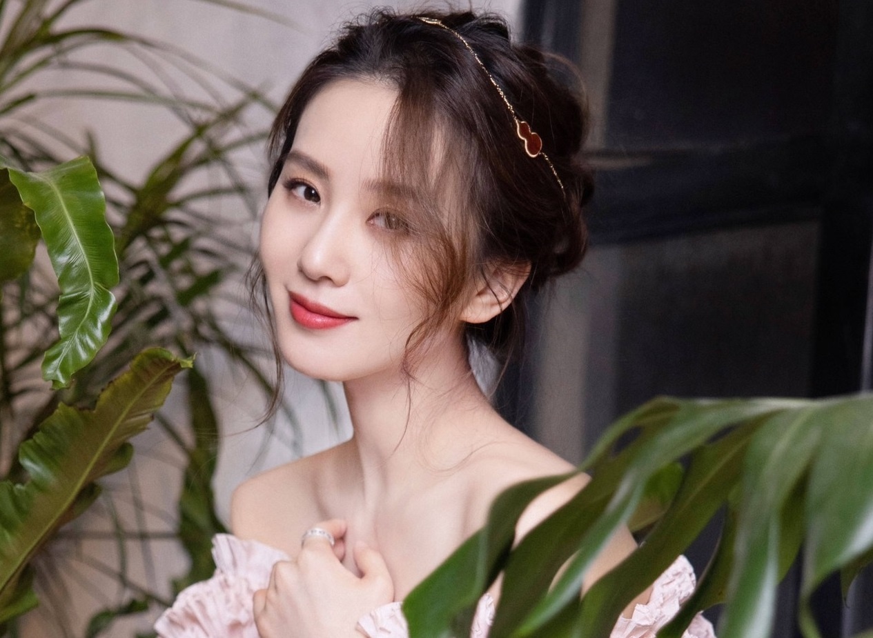 Luu Thi Thi khong deo nhan cuoi trong dip sinh nhat hinh anh