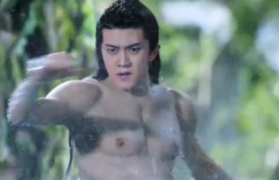 Tranh cai vi nam dien vien mac ao tao co bap tren phim hinh anh