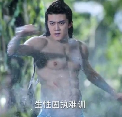 Nham Gia Luan mac ao tao co bap anh 1