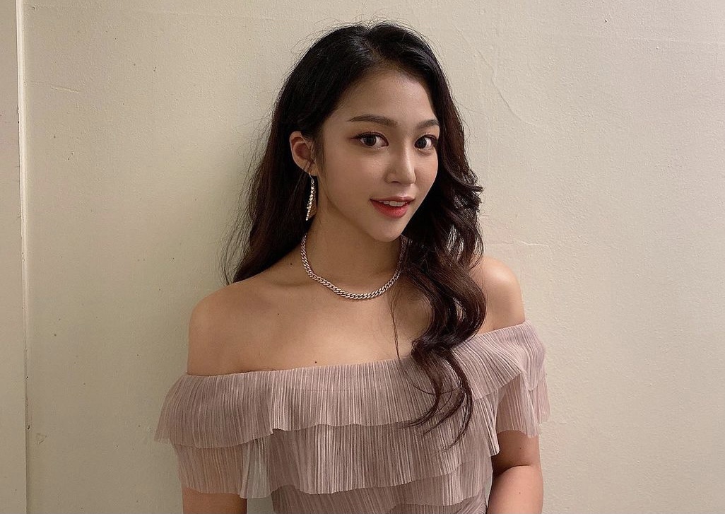 Canh lam viec khong luong cua ca si Han Quoc hinh anh