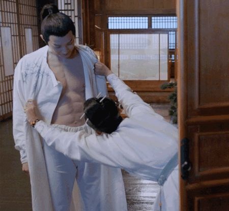 Sao Trung Quốc dùng áo tạo cơ bắp ảnh 3 Sao Trung Quoc dung ao tao co bap anh 3