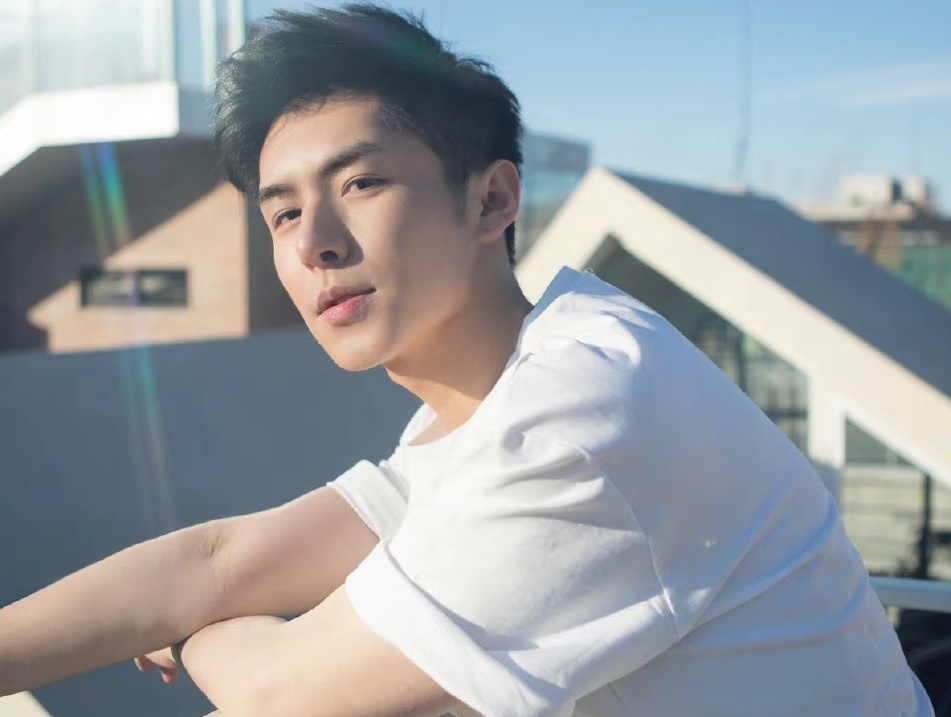 Nam dien vien 'Huong mat tua khoi suong' tham my toan bo guong mat hinh anh