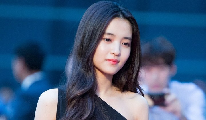 Kim Tae Ri dong canh hon voi ban dien nam sau 6 nam hinh anh