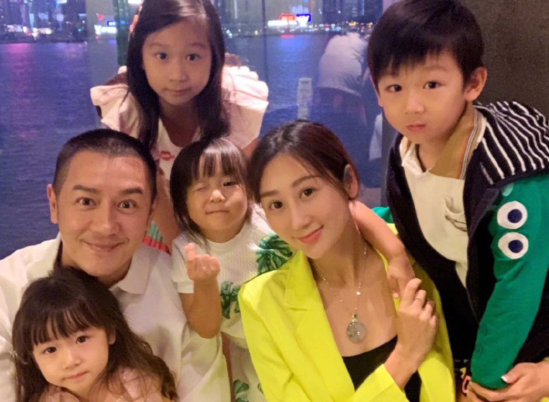 Gia dinh Tran Hao Dan song chat vat giua canh phong toa hinh anh