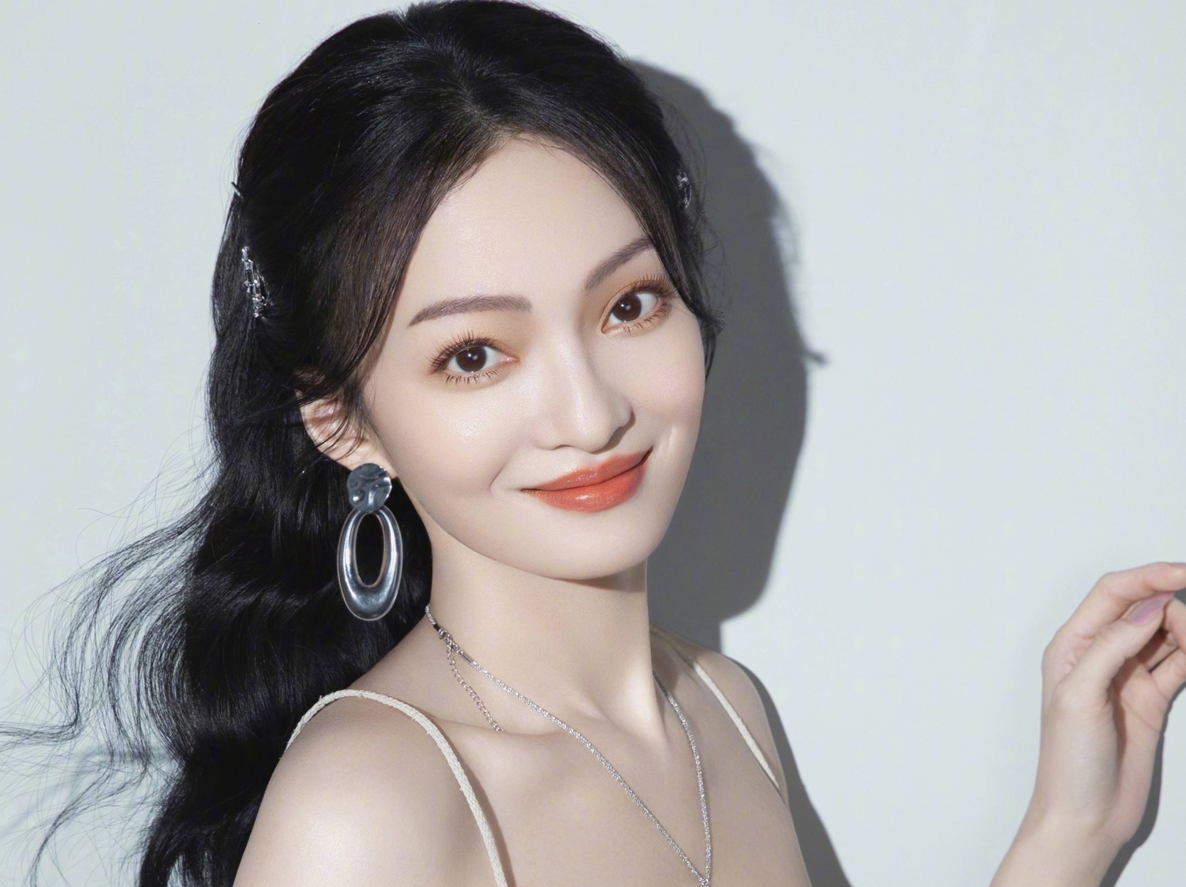 Noi cay dang cua nu ca si bi me chiem doat tai san hinh anh