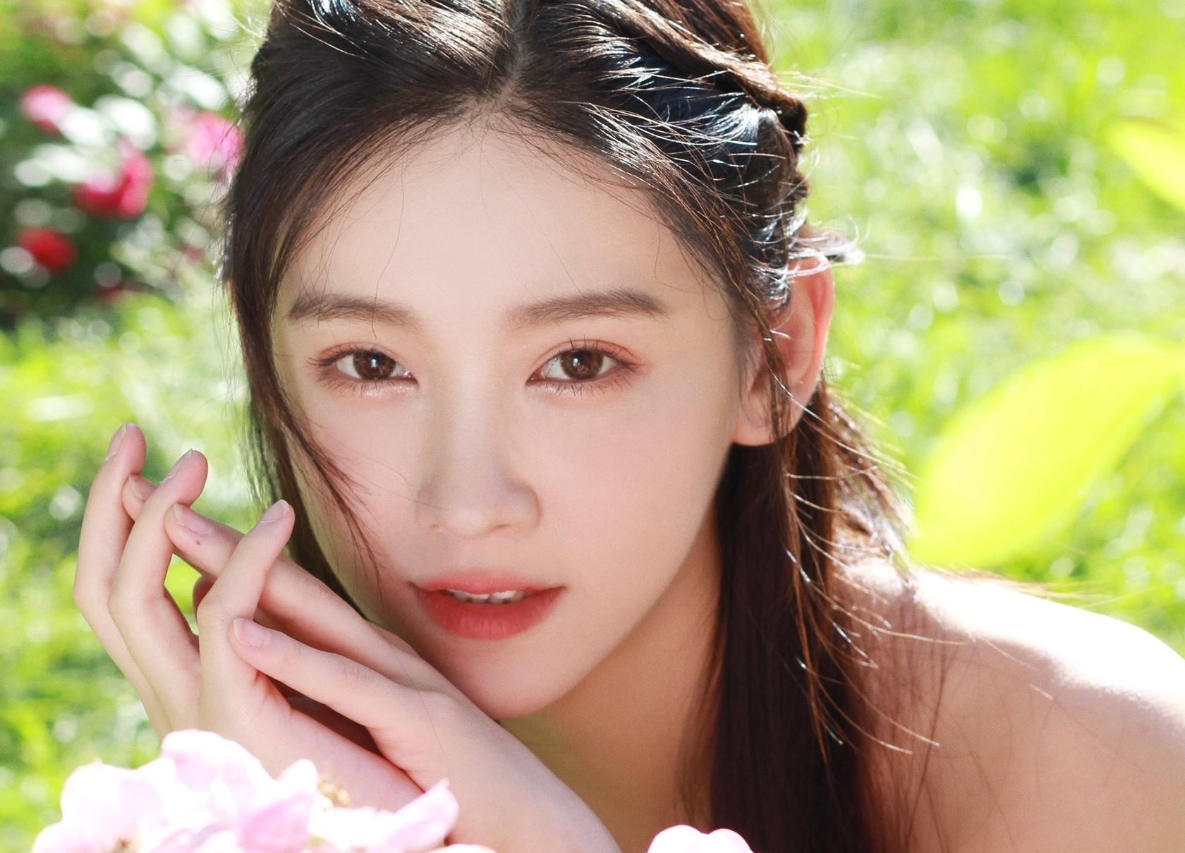 Hai nguoi dep duoc chu y nho dong phim cung Luu Diec Phi hinh anh