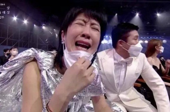 Bieu cam hai huoc cua nu dien vien Han khi truot giai Baeksang hinh anh