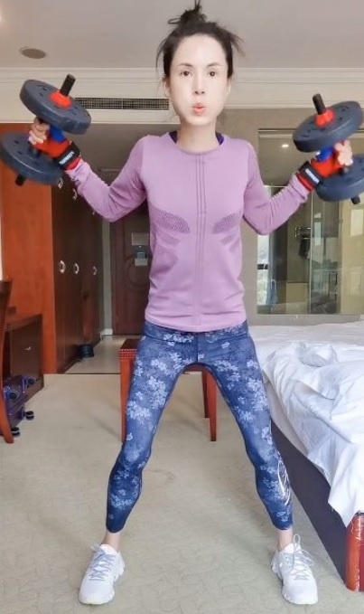 Ngoại hình gầy gò của Lý Nhược Đồng ảnh 2 Ngoai hinh gay go cua Ly Nhuoc Dong anh 2