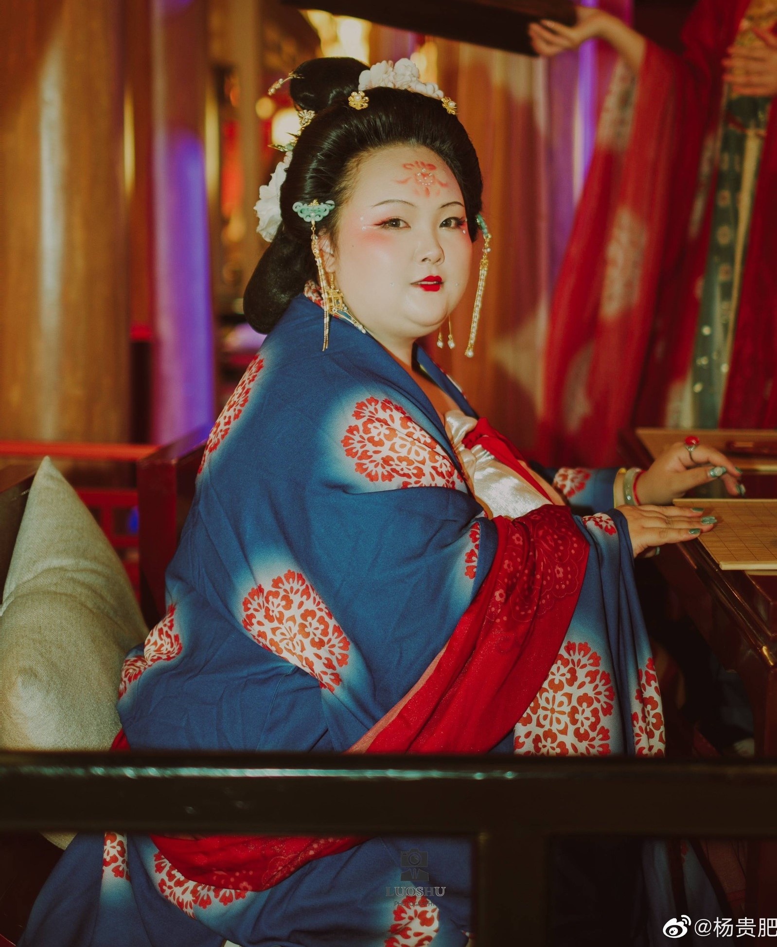 Co gai 100 kg hoa than Duong Quy Phi anh 2